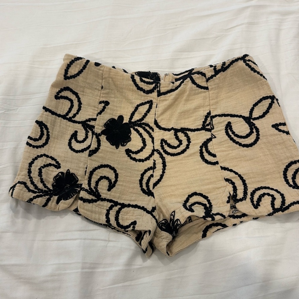 Detailed shorts, size M. Used. Zipper on back.